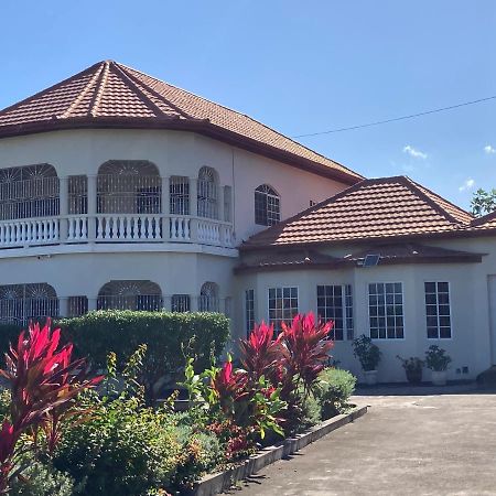 Pearlieron Place Runaway Bay Exterior photo