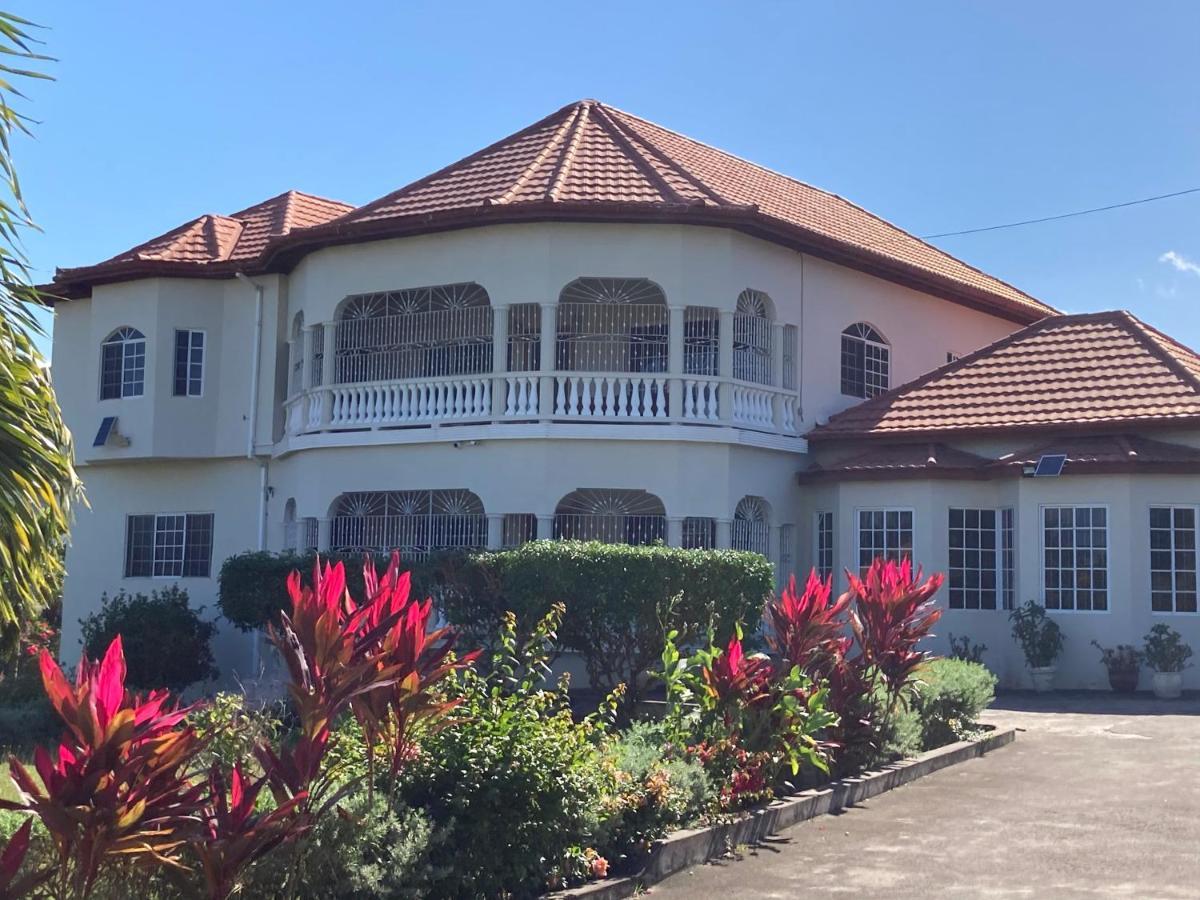 Pearlieron Place Runaway Bay Exterior photo