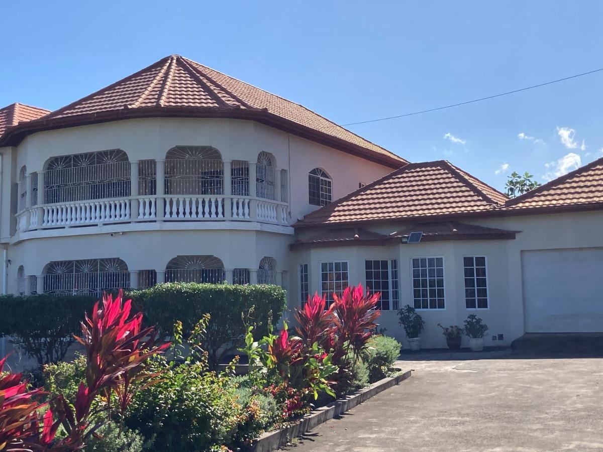 Pearlieron Place Runaway Bay Exterior photo